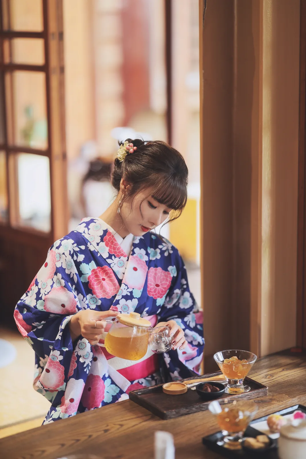 泥泥汝穿花卉和风服装在窗边倒茶的半身画面