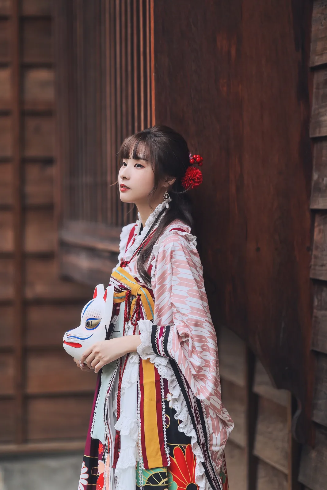泥泥汝穿带白色蕾丝的和风服装双手持狐面侧身站立